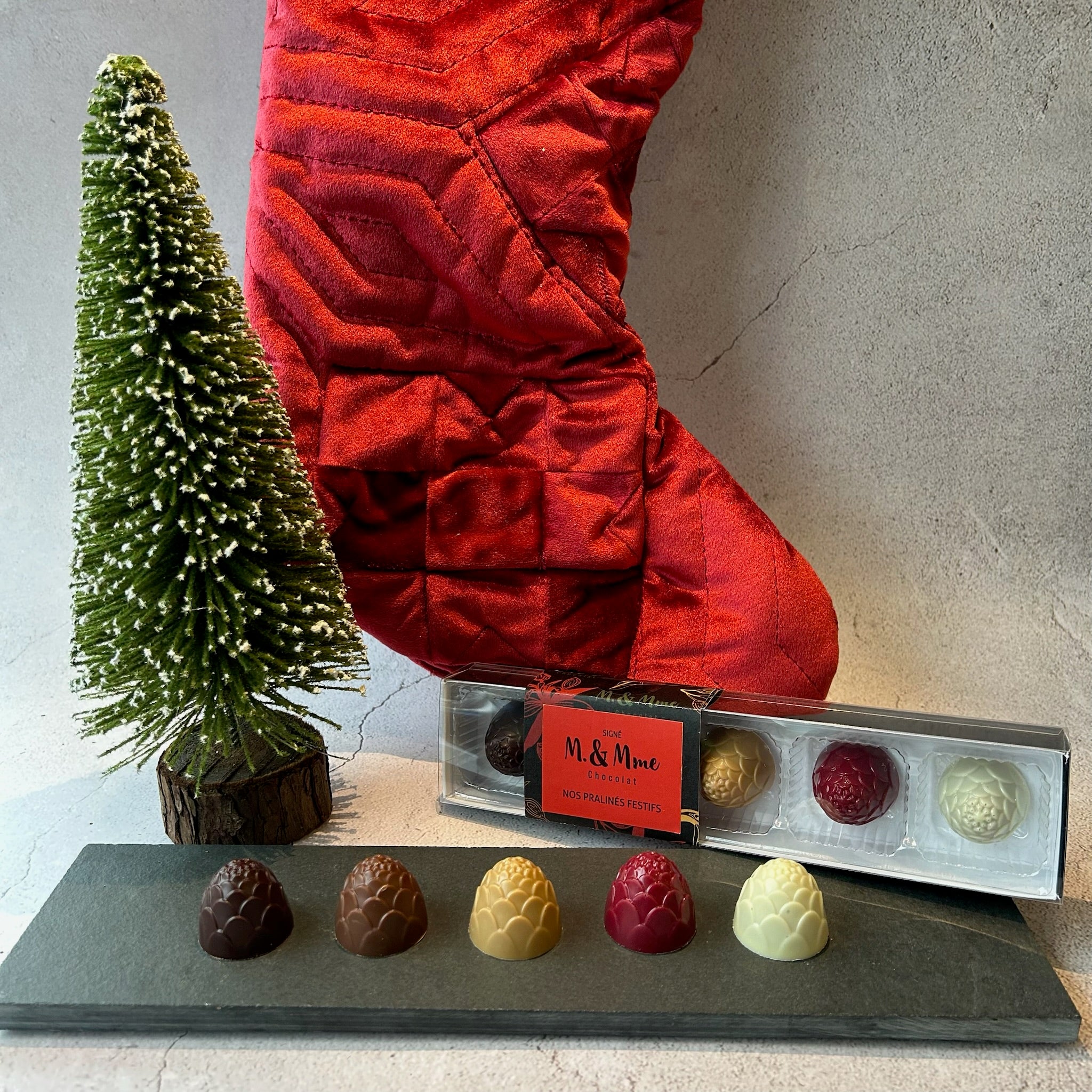 5 chocolat assortis pour Noël.

Notre praliné maison amandes-noisettes, enrobé de chocolat noir, lait, blond, blanc et framboise.