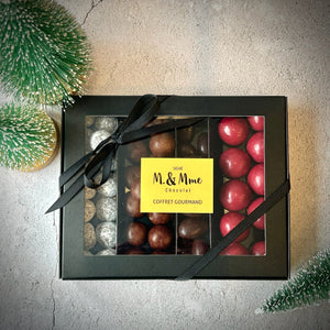 Coffret de Noël | 4 sélections d’enrobage : Amande au chocolat noir, noisette au Gianduja Perle double caramel, Perle vanille croustillante et framboise.