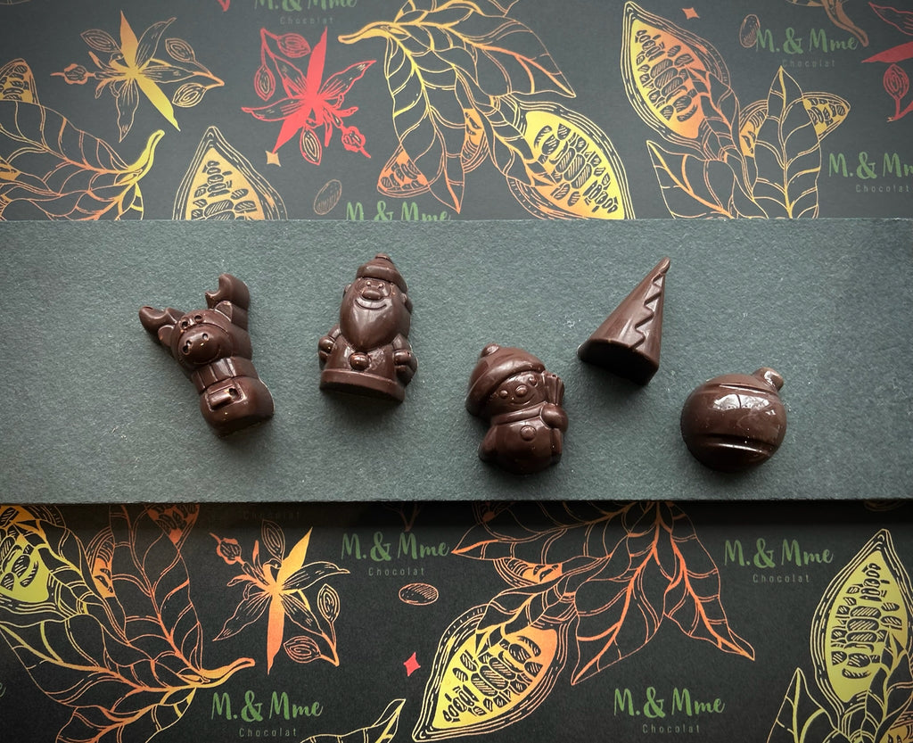 5 petits ornements de Noël garnis de nos caramels maison : fruit de la passion, framboise, vanille et fleur de sel.
Reine, père-Noël, bonhomme de neige, sapin, boule de Noël