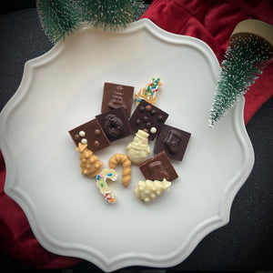 Sachet de figurines festives, parfait pour le bas de Noël !

Petits ornements de sapin de Noël, canne de Noël, bas de Noël, couronne de Noël...

Variété de chocolat noir, blanc, blond et au lait.